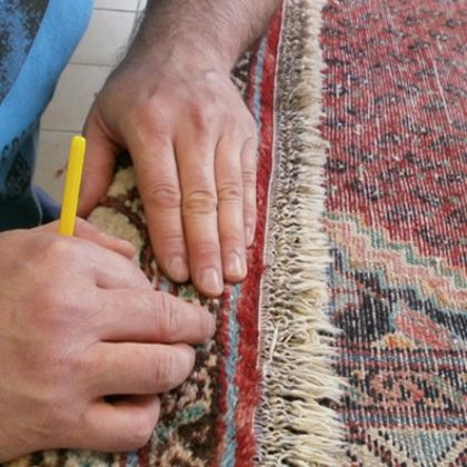Επιδιόρθωση κρόσσια χειροποίητου χαλιού στο εργαστήριο Χατζής